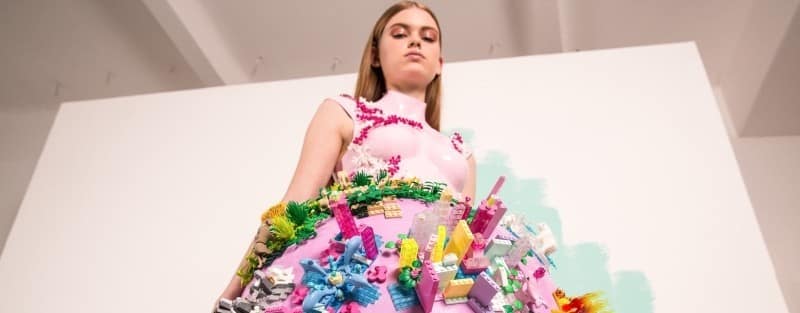 Marina Hoermanseder entwirft Kleid aus LEGO-Steinen